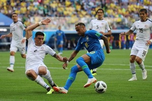 內馬爾（藍衣）被貼身防守。