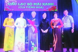 第五郡文化中心主任郭忠孝（右一）向執委會頒發決定書。