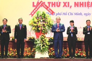 市委書記阮善仁(右三)送花祝賀大會。