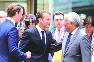 歐盟峰會上奧地利總理（左）、法國總統（中）與葡萄牙總理交談。