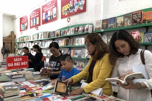 市書籍發行公司昨(29)日在市展覽中心(第一郡黎聖宗街92號)舉辦2018 年暑期特價書展。