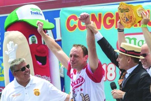 比賽中的“超級巨星”切斯納特不負眾望，以10分鐘吃下74個熱狗的破紀錄成績拿到了他的第11個冠軍。