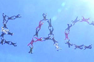 跳傘運動員空中拼“PEACE”籲和平