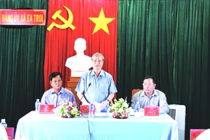 昨(6)日上午，黨中央政治局委員、黨中央書記處常務書記陳國旺與工作團同富安省省委常務處舉行會議。