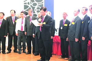 利錦章會長帶領全體執委成員宣讀新任期行動計劃。