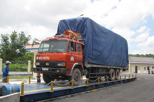 有關部門在檢測超載卡車的重量。