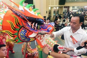 正會長張錦豪為祥龍點睛開光。