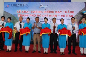 南航胡志明市辦事處總經理崔恆(右四)邀請貴賓一起參加剪綵儀式。
