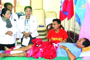 武氏蓉同志慰問遭水電工程大壩坍塌事故影響的災民。