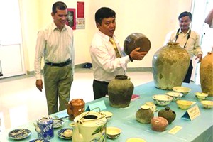 昨(3)日上午，一名寓居平順省藩切市避風角坊的男子前往巴地-頭頓省，以贈376件年代從公元前500至700年實物給該省博物館保留、收藏及陳列以為民眾參觀服務。