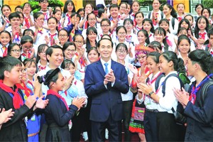 國家主席陳大光昨(10)日在主席府與參加2018年第三次全國優秀少先隊長聯歡會的200名少兒代表會晤。