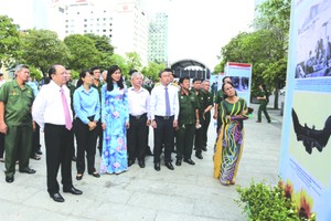 市委常務副書記畢成剛、市人委會副主席阮氏秋與眾多共青團團員出席開幕式。