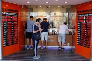 土里拉對美元匯率13日跌破7里拉對1美元。