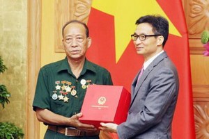 政府副總理武德膽昨(17)日下午在政府辦事處，接見了前往河內市觀光，以及晉謁胡志明主席陵的金甌省有功者代表團。