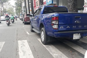 汽車在第五郡安陽王街道亂無章法停泊。