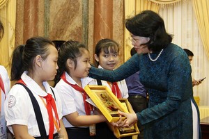 國家副主席鄧氏玉盛昨(17)日下午在主席府接見平陽省“胡伯伯好孩子”和優秀少先隊長代表團。