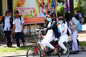 本市的學生使用電動自行車上學。