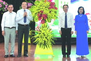 黎鴻山廳長（左二）向第五郡教育科祝賀。