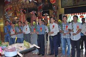 理事長黃偉峰、諸位理監事以及諸位榮任盂蘭節職守的代表出席並一起參拜，祈求風調雨順、國泰民安。