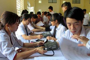 在學校為學生做體檢。