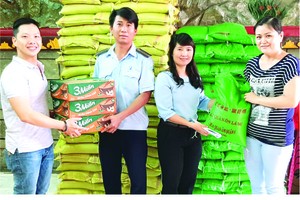 吳麗株（右一）與林曉東（左一）理事將禮物轉交給各坊代表。