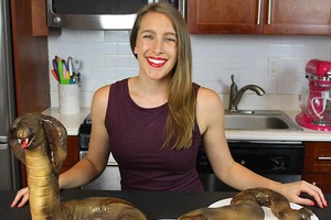 糕點師製作逼真眼鏡蛇蛋糕