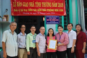 本報向第十一郡一華人戶移交溫情屋