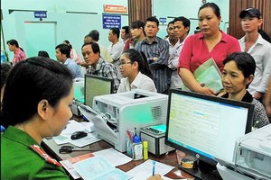 換新人民證的人民被刁難。