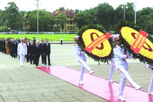 昨(31)日上午，黨中央執行委員會、國家主席、國會、政府總理、越南祖國陣線中央委員會代表團已前往晉謁胡志明主席陵敬獻鮮花。