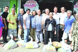 各熱心人士與受惠者合照。