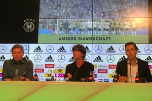 勒夫（中）出席發佈會。