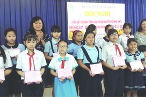 為了協助貧困越華學生克服困難，努力向學，第六郡婦女會昨(1)日上午在該會會場舉辦2018年阮氏明開助學金頒發儀式。