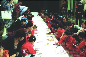 寶寶繪製百米畫卷