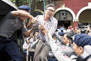 瓦隆（中）涉嫌藏有機密文件而被判囚。