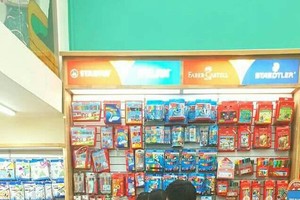 新學年學生設備琳琅滿目。