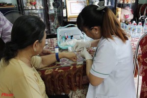 Ｖ大娘獲上門抽血並送回醫院化驗。