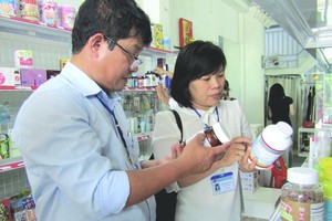 市場管理隊檢查保健產品來源。