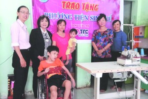 市婦女會將縫紉機轉交給貧困婦女。