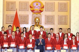 阮春福總理向成績優異運動員給予表彰。