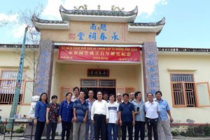 永春會館理監事會成員在永春祠堂前留影。