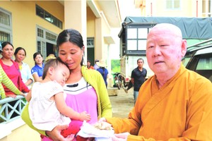 釋惟鎮大師給窮人派發禮物。