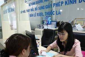 民眾在第三郡經濟科卷宗受理部門辦理一站式註冊手續。