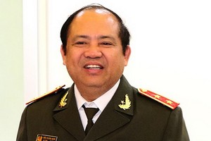 裴春山中將被警告處分