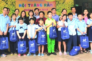 值中秋節來臨，為了讓殘疾少兒有個愉快的節日，第五郡越南祖國陣線委員會、人委會、婦女會、教育科、少兒文化宮等，於昨(21)日配合在郡少兒文化宮舉辦2018年第五郡中秋節盛會。