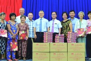 台商總會向華人贈送月餅。