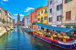 威尼斯運河船出售水果和蔬菜。