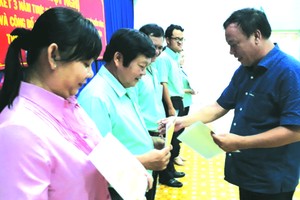 第十郡人委會副主席裴世海向各單位及個 人頒發表揚書。