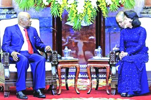 國家代主席鄧氏玉盛接見莫桑比克共和國原總統。