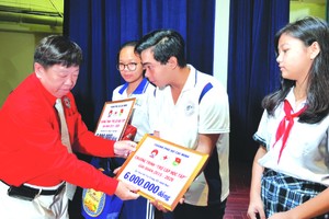 市紅十字會副主席、溫陵會館理事長 張子諒頒發助學金給學生。