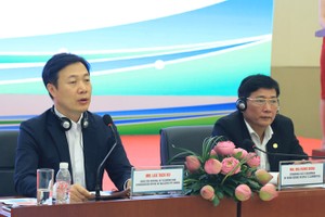 平陽省人委會副主席梅雄勇（右）